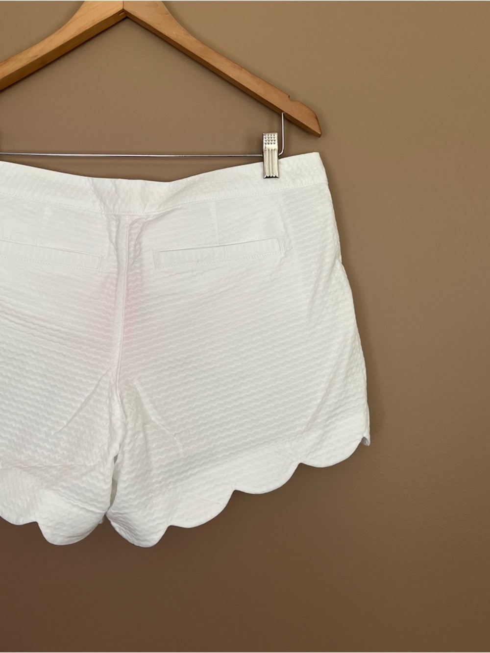 {Lilly Pulitzer} Buttercup Scallop Hem 5" Short in Resort White - Womens 6 - NWT - Picture 6 of 11